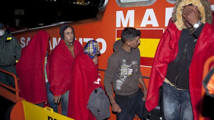 Rescatados 71 inmigrantes en dos pateras en el mar de Alborán