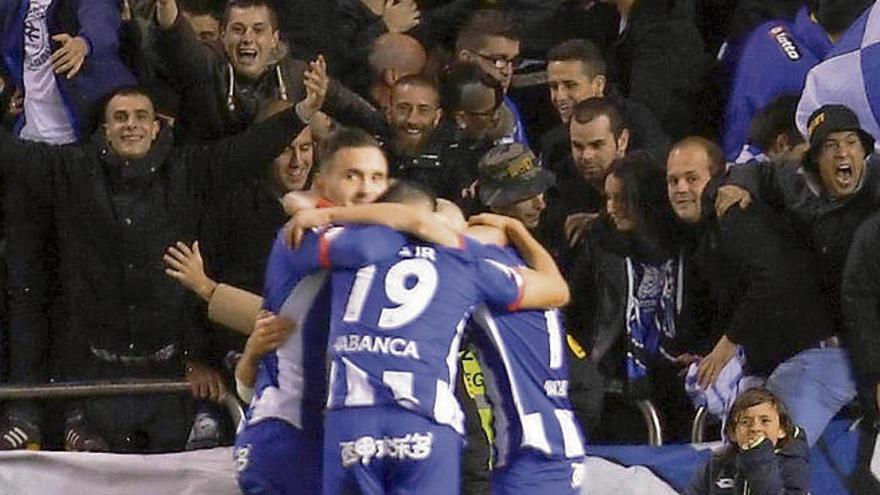 Los jugadores y la afición del Deportivo celebran un gol ante el Celta.