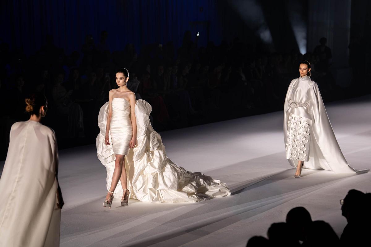 Varios 'looks' de novia, con el característico diseño arquitectónico de la maison francesa.