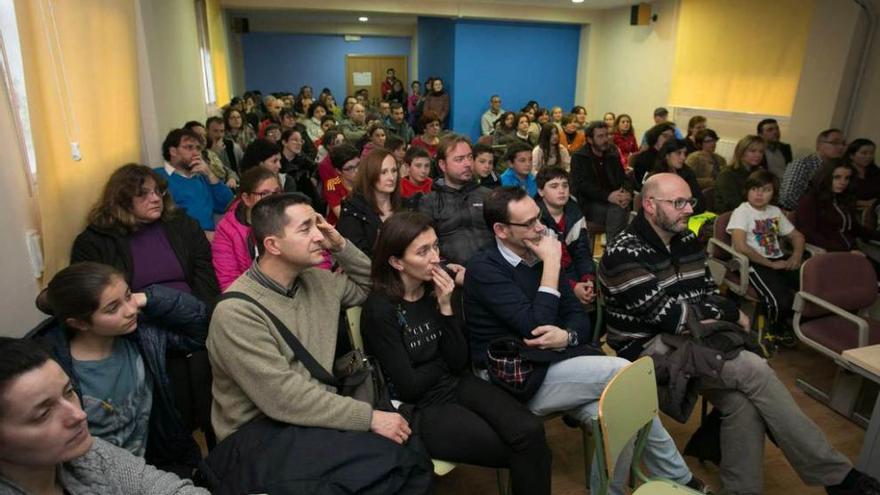 Familias, en la jornada de puertas abiertas del instituto La Magdalena.