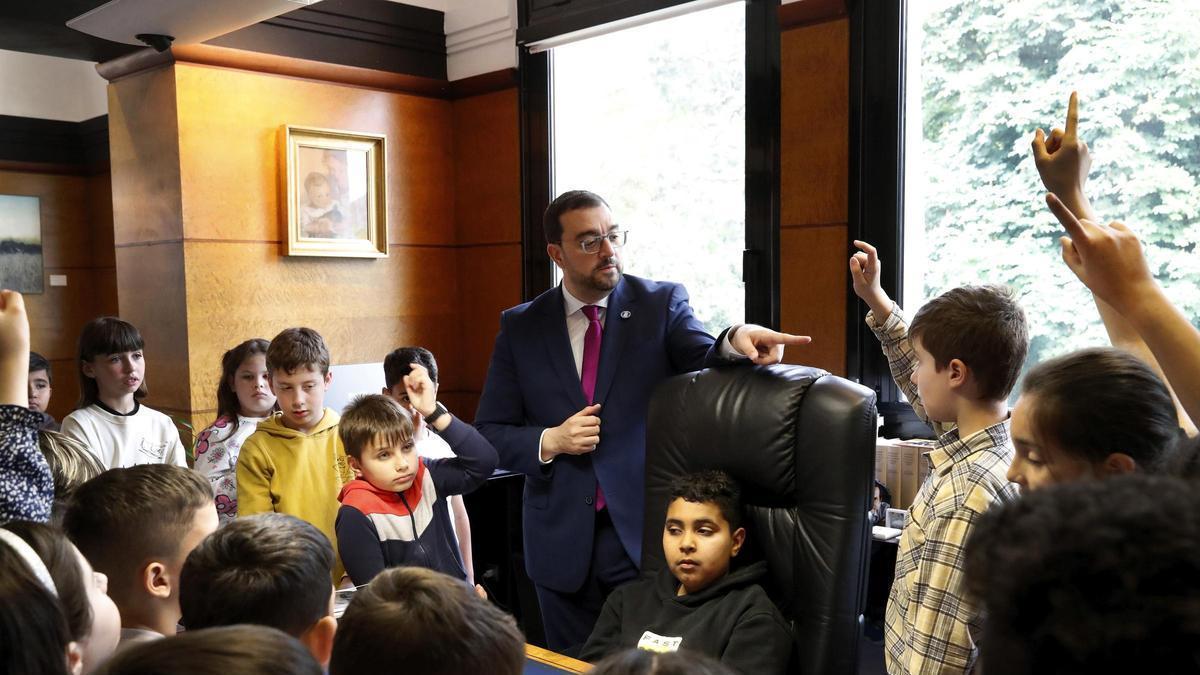 Barbón, el perfecto anfitrión de los alumnos del colegio Príncipe de Asturias