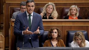 El presidente del Gobierno, Pedro Sánchez, junto a la vicepresidenta primera, María Jesús Montero, y la vicepresidenta segunda, Yolanda Díaz, durante la última sesión de control al Gobierno.