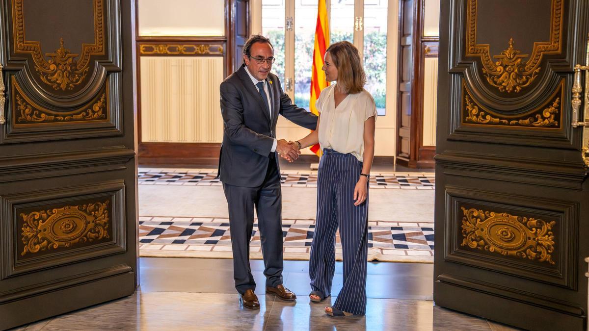 El presidente del Parlament, Josep Rull, recibe a la líder de Comuns, Jessica Albiach, durante la ronda de consultas para investir President a Salvador Illa