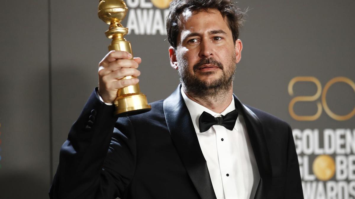 Santiago Mitre posa con el premio a Mejor Película de Habla No Inglesa por 'Argentina, 1985'.