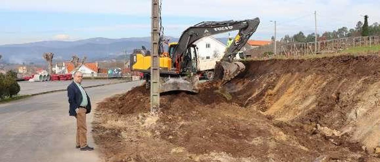 El alcalde de Catoira durante una visita a las obras de mejora de la carretera de Dimo, en la plaza de la iglesia parroquial. // FdV