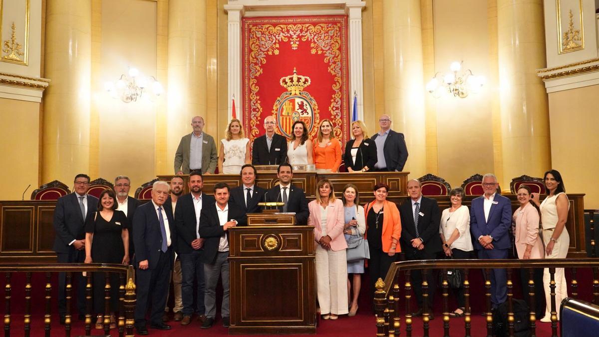 Sagredo junto a los representantes de las distintas organizaciones de la Asociación Paterna, Ciudad de Empresas, de FEPEVAL y CEDAES y concejales del equipo de gobierno en el Senado.
