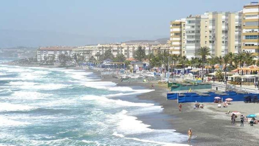 Aspecto que presentaba este pasado viernes la playa torroxeña de Ferrara, una de las más turísticas de toda la Costa del Sol.