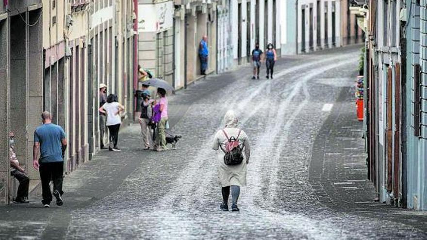 Una calle llena de ceniza en Santa Cruz de La Palma, en una imagen de desolación.