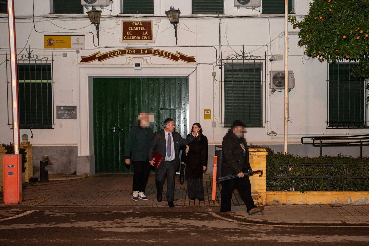 Los dos investigados salen del cuartel de Zafra, sobre las once de la noche de este lunes, junto a sus abogados, tras el interrogatorio de la UCO.