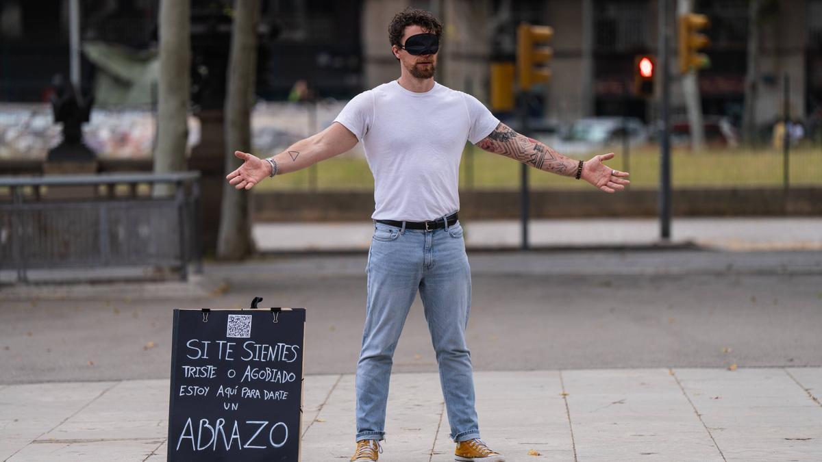 Alexandre Roudaut, con los ojos vendados y los brazos abiertos, entre Arc de Triomf y la Ciutadella.