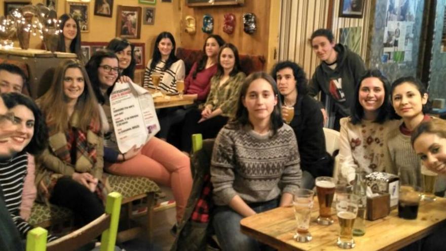 El debate empieza con unas cañas de cerveza