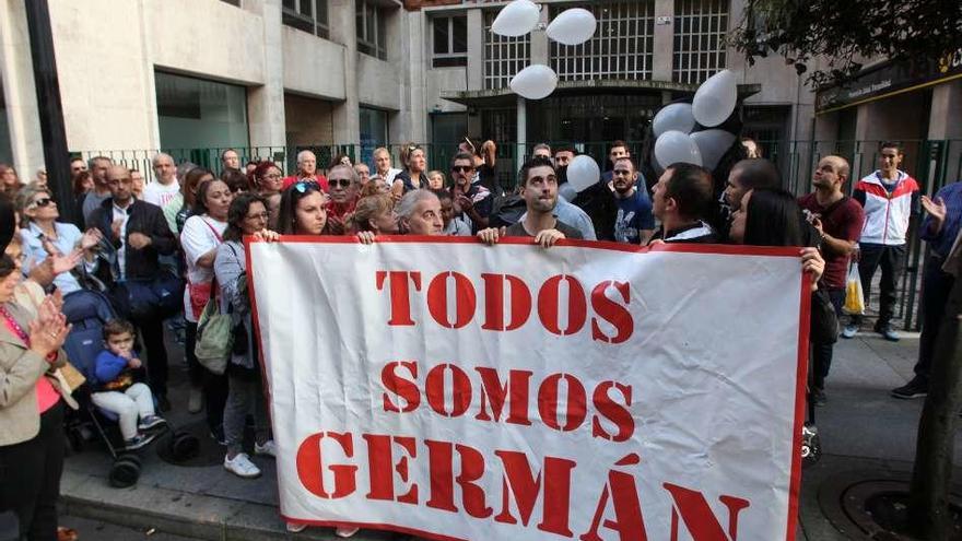 Momento de la concentración en el que se soltaron globos blancos junto al lugar de la agresión sufrida por Germán Fernández.