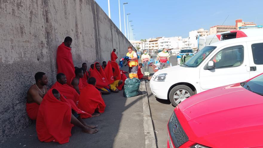 Cuarenta y dos migrantes llegan en un cayuco a Playa San Juan