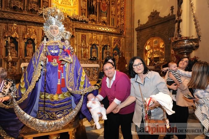 Los niños pasan por el manto de la Fuensanta