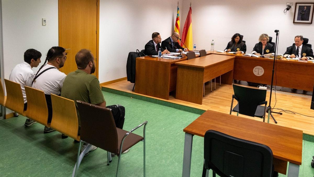 Los tres acusados, en la imagen durante el juicio, han quedado absueltos