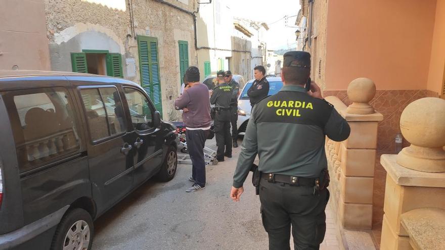 Un hombre herido al atravesar un tejado de uralita en una casa de Son Servera