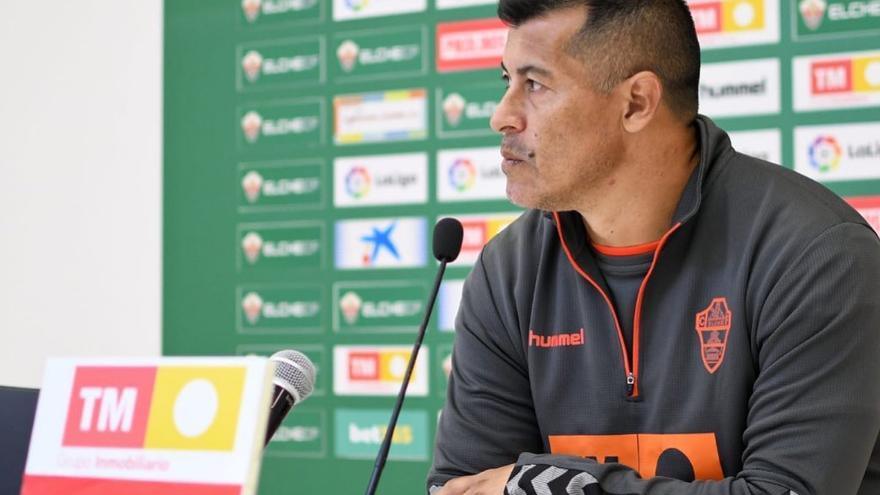 El técnico del Elche Jorge Almirón, en la sala de prensa del Martínez Valero.