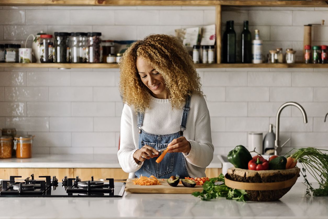 Mujer cocinando en casa