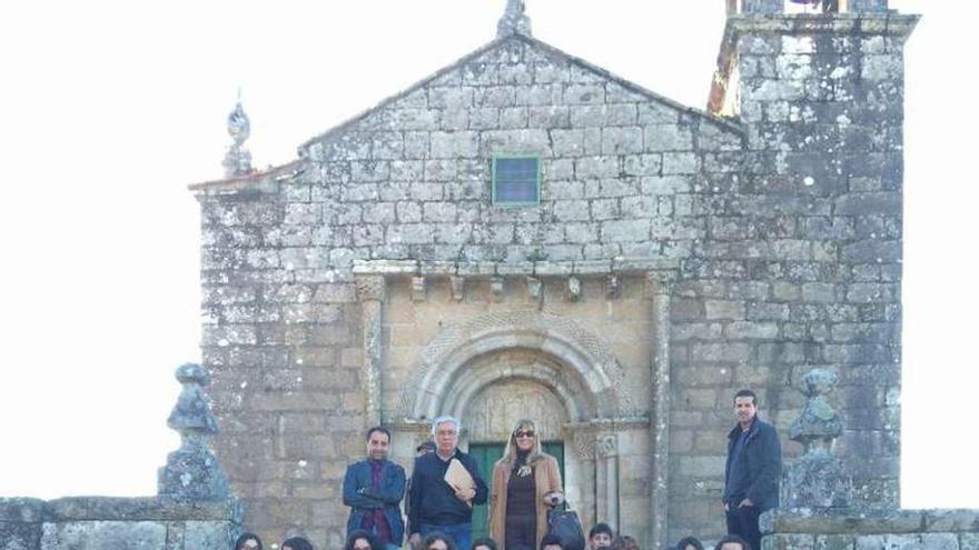 Alumnos de As Barxas en su visita a la iglesia de San Martiño.