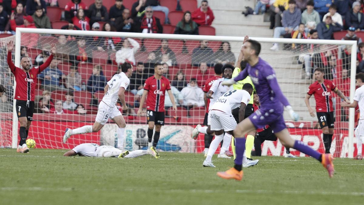 Herrera celebra el gol ante la frustración de Muriqi, Valjent y Raíllo.