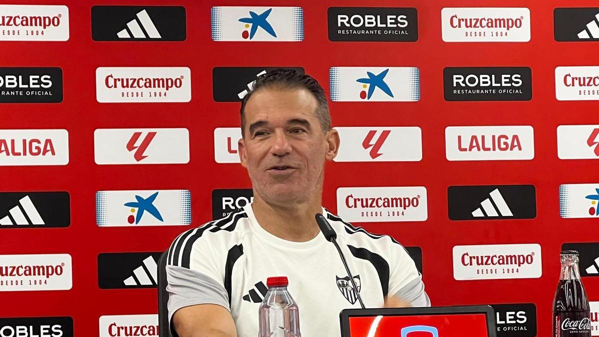 Luis García Plaza, en la rueda de prensa previa al Sevilla-Rayo del debut en Liga 26/27