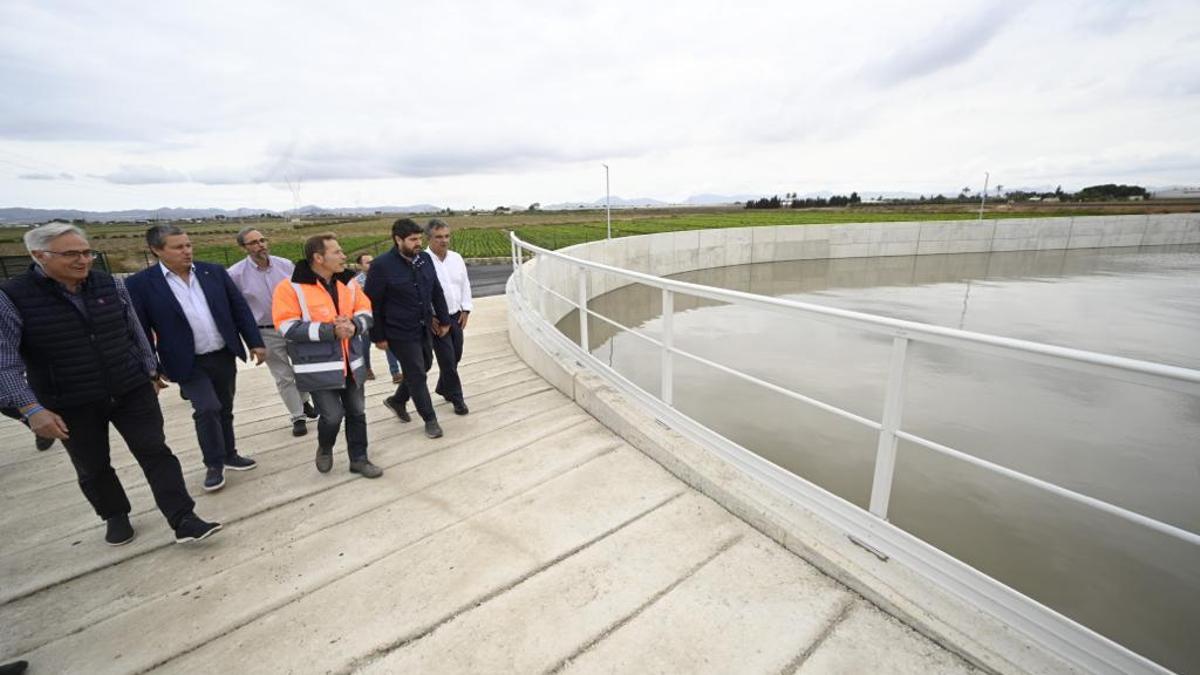 López Miras, en su visita al estanque de tormentas de Torre Pacheco.