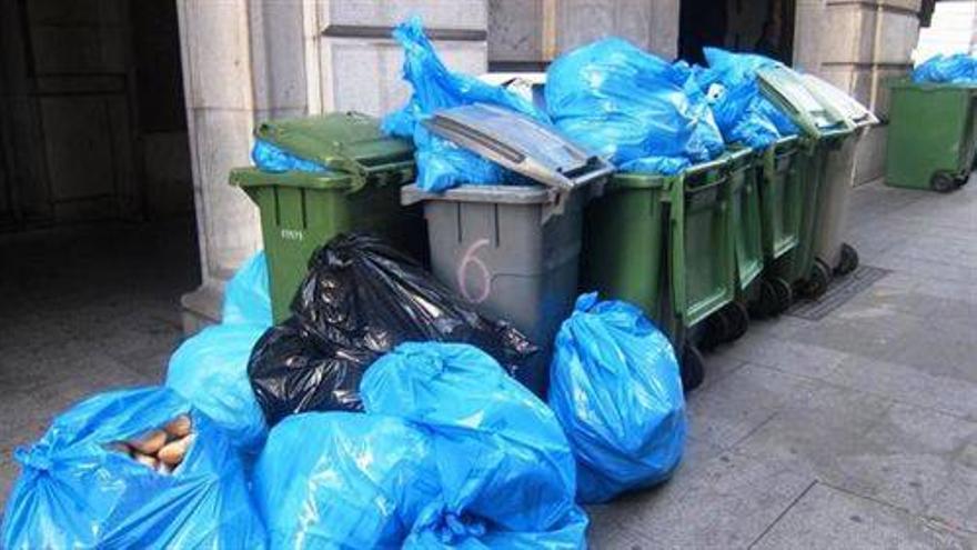 Unas 750 toneladas de basura se acumulan en las calles de Granada