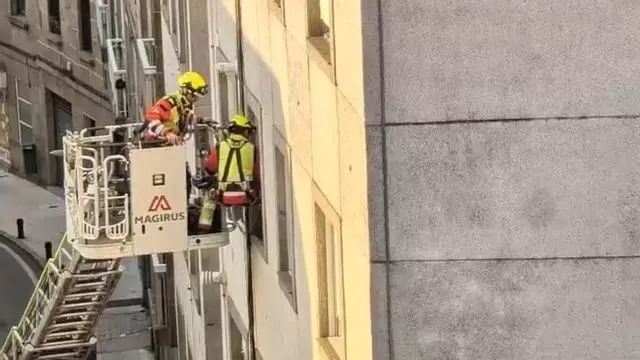 Los bomberos de Vigo rescatan a un niño que se había quedado encerrado en una habitación