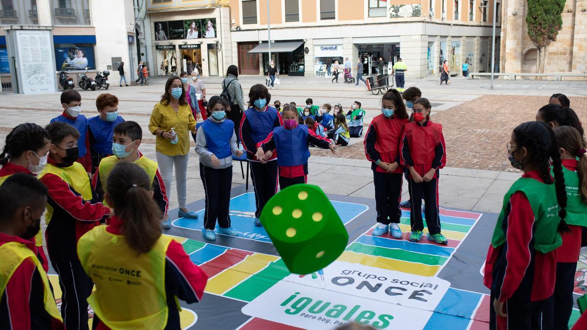 &quot;El parchís de la ilusión&quot;, actividad del Día de la ONCE en Zamora