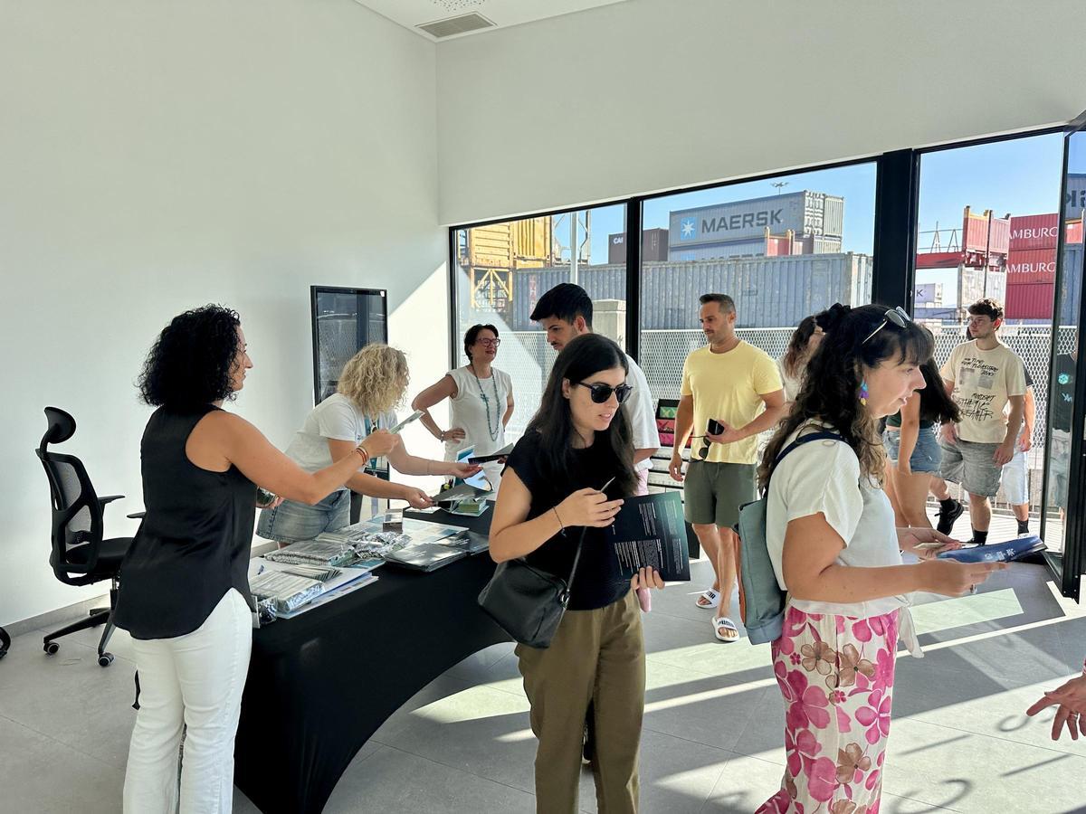 Reparto de las gafas en la oficina de turismo