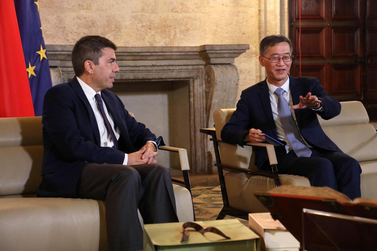 Reunión del jefe del Consell, Carlos Mazón, con el embajador de la República Popular China en España, Yao Jing.