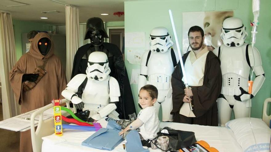 Personajes de Star Wars visitan a niños enfermos