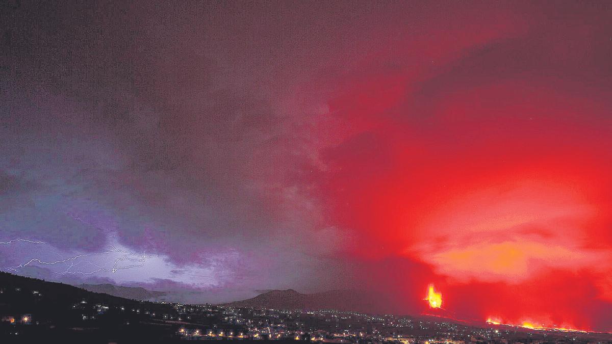 Un rayo cae sobre La Palma mientras la lava recorre la ladera sur de la isla.