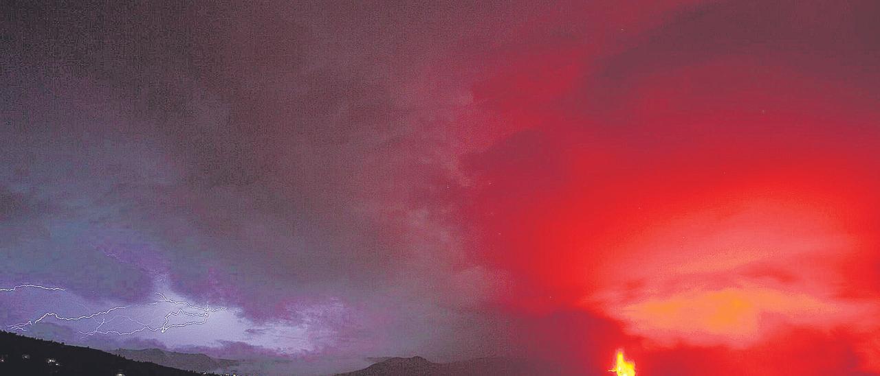 Un rayo cae sobre La Palma mientras la lava recorre la ladera sur de la isla.