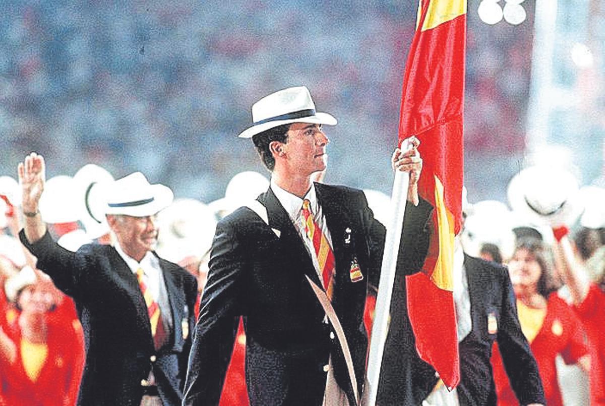 El príncipe Felipe, abanderado del equipo español en la ceremonia de apertura de los Juegos Olímpicos de Barcelona 92.