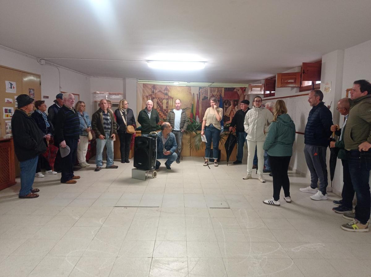 Vecinos de la zona de Tábara, en la concentración celerbada este sábado a cubierto por la lluvia.