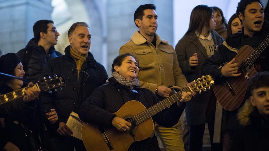 La zambombá solidaria se adueña de las calles de Cáceres