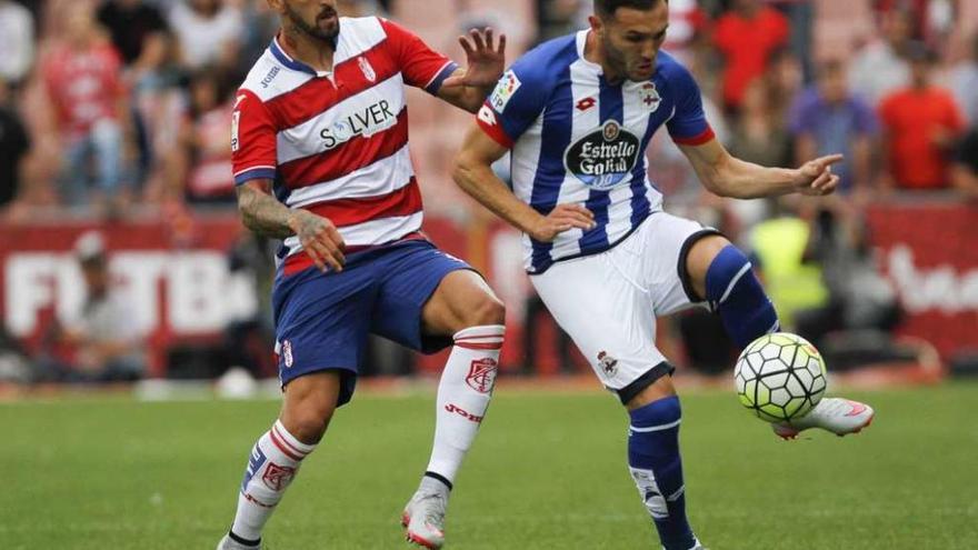 Lucas Pérez intenta controlar el balón. // LOF