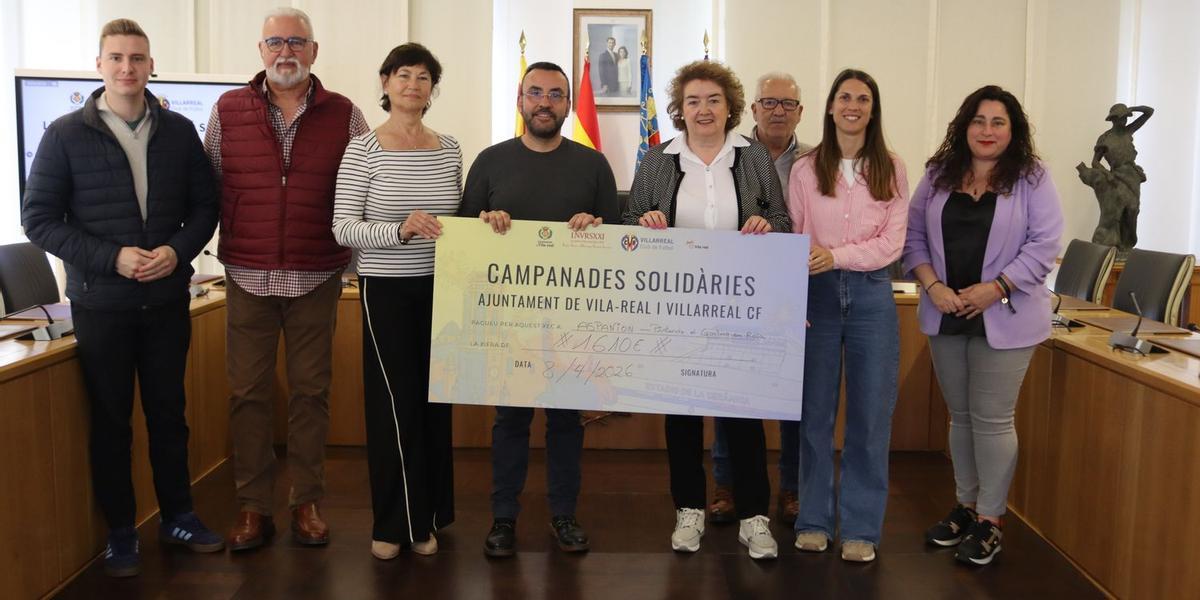Autoridades locales y representantes del Villarreal CF han entregado el cheque solidario de la fiesta de Nochevieja en Vila-real a Aspanion-Pintando el Camino en Rosa.
