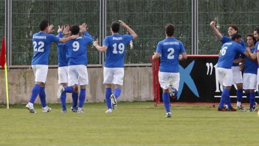 Los jugadores del Alicante celebran un gol.