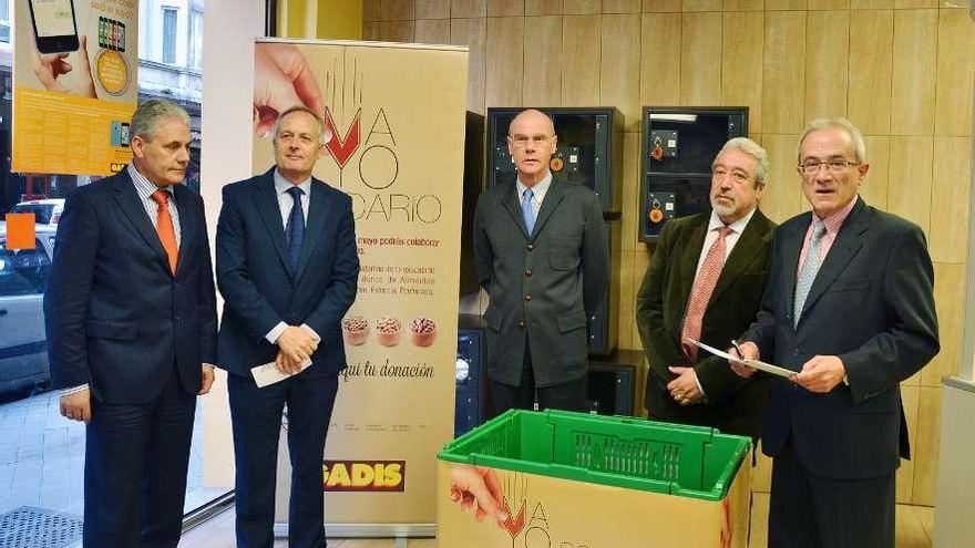 Gadis recoge productos para los bancos de alimentos