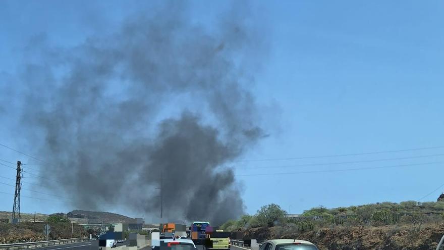 Imagen de la humareda desde la autopista del Sur