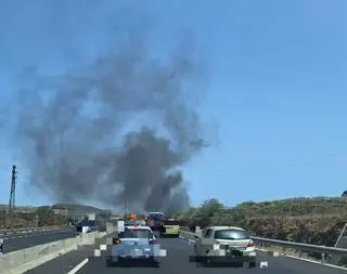 Se incendia una guagua en Tenerife y acaba calcinada