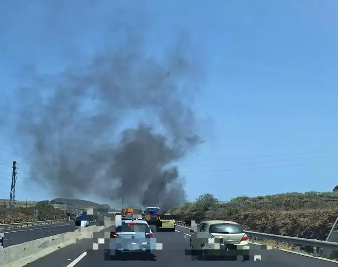 Una guagua arde en Tenerife