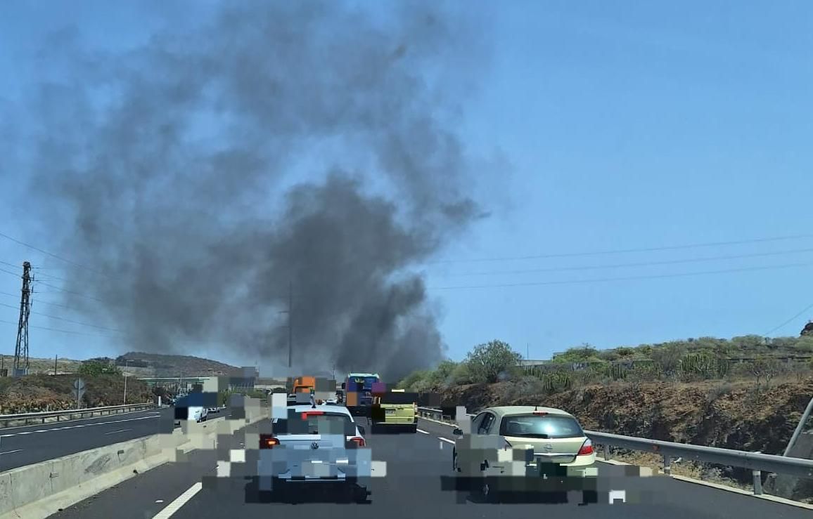 Una guagua arde en Tenerife