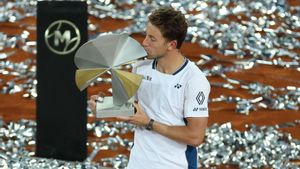Casper Ruud besa el trofeo de ganador del Mutua Madrid Open.