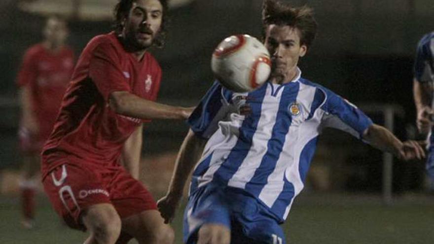 Marc Ferrer, ayer, disputando un balón a un rival.