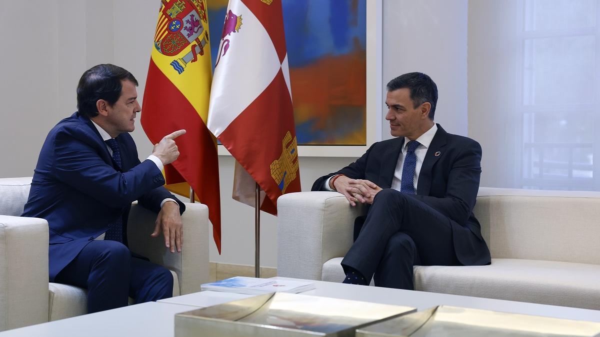 Las reuniones de Pedro Sánchez con Illa, Mañueco, Vivas e Imbroda, en imágenes