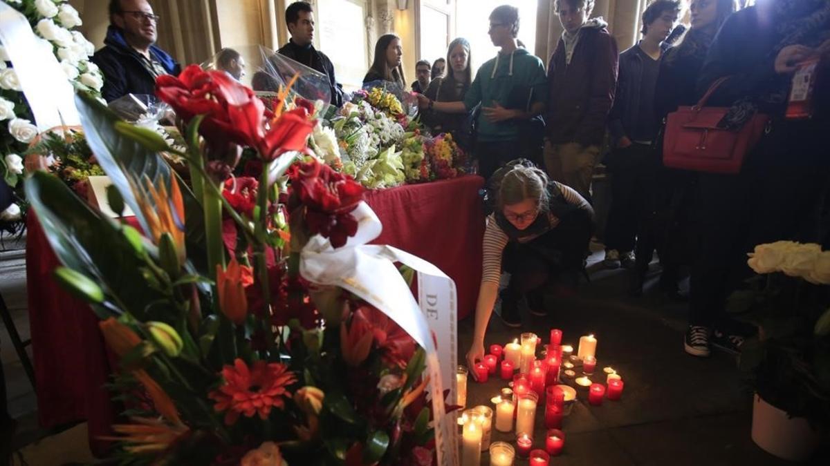 Flores en el salón de condolencias montado en la Universitat de Barcelona.