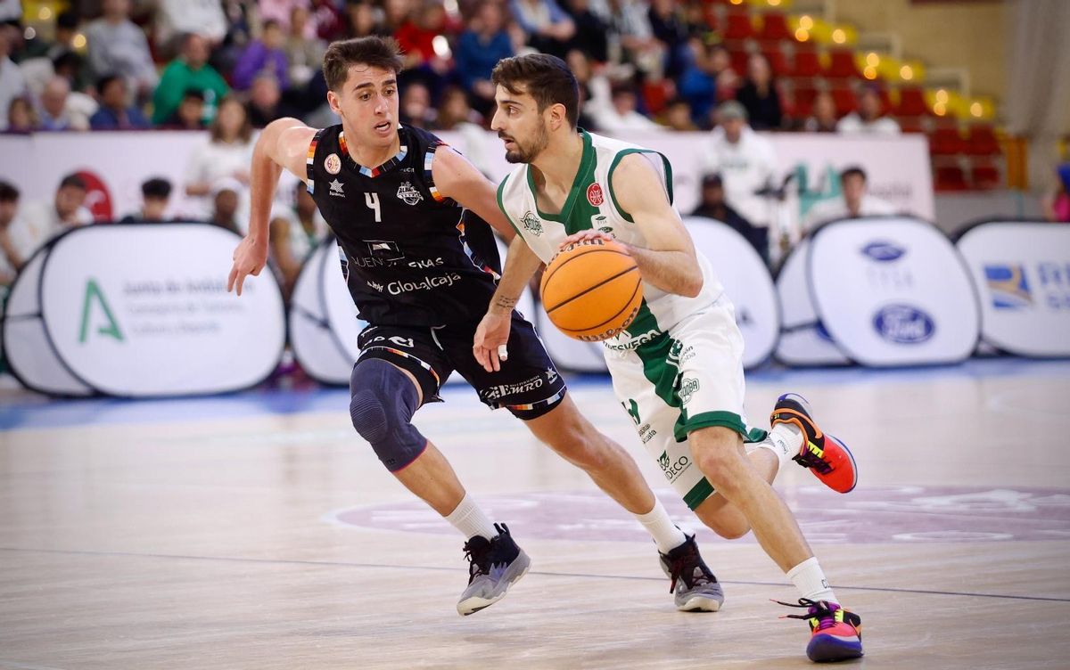 Lucas Muñoz sube un balón en un partido de la temporada 24-25.